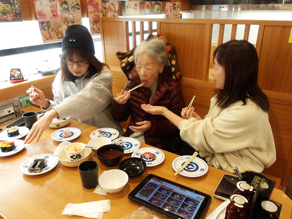 家族の手助けで、安心の食事